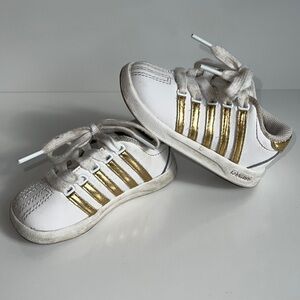 K-swiss white with good stripes toddler shoes with laces size 4